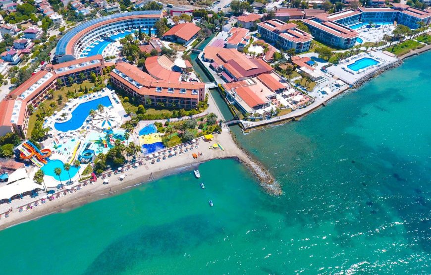 1ste klas genieten in een vakantie dorp in Kusadasi